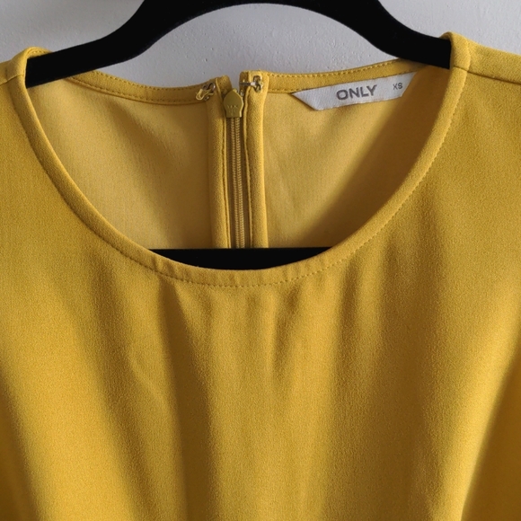 Cropped yellow jumpsuit - Picture 2 of 3